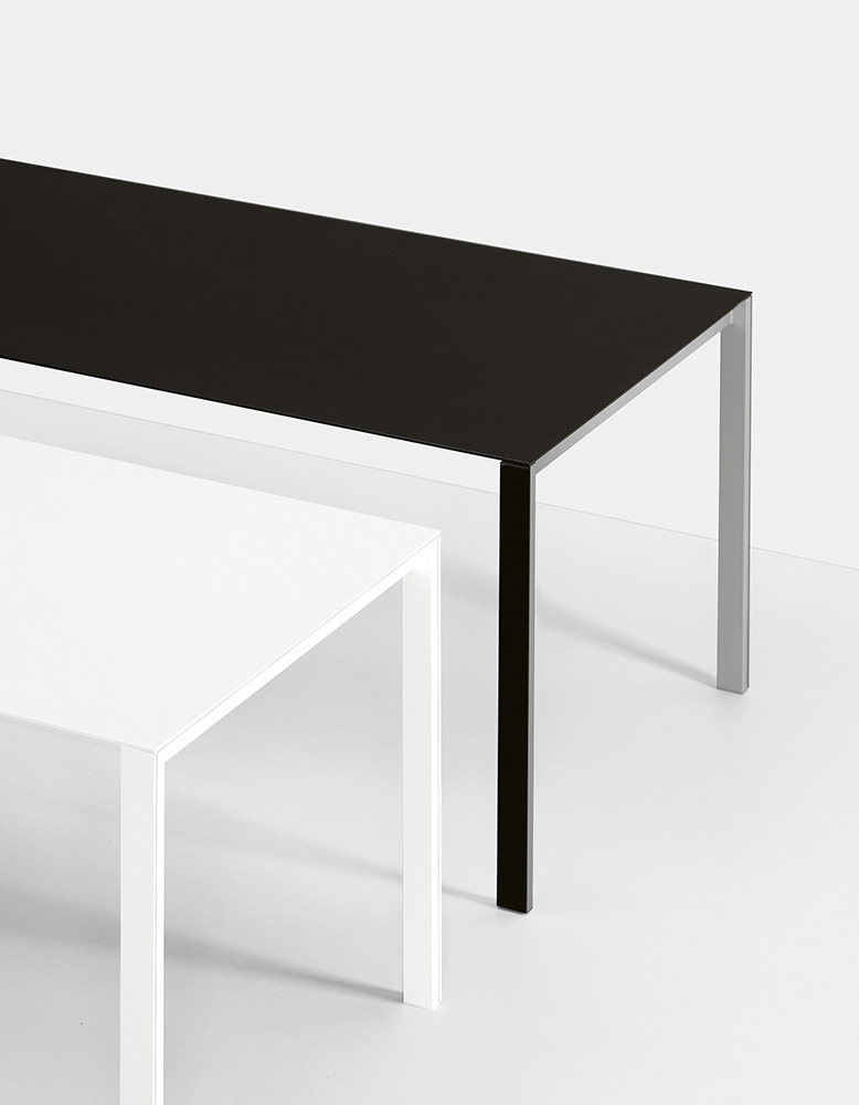 kristalia-esstisch-thin-k-aluminium-schwarzweiss kristalia-esstisch-thin-k-aluminium-schwarzweiss