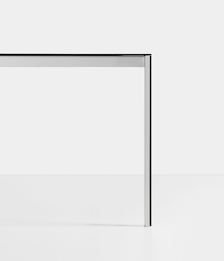 kristalia-esstisch-thin-k-aluminium-schwarz-weiss-seite kristalia-esstisch-thin-k-aluminium-schwarz-weiss-seite