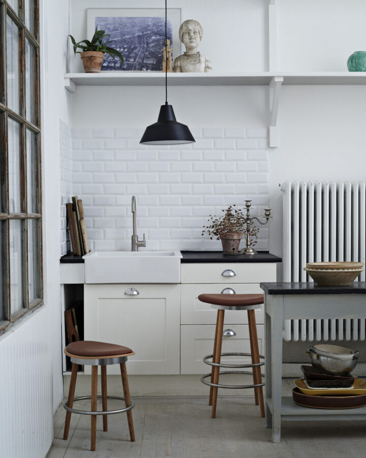 made-by-hand_workshop-lamp_w3_o35cm_matte-black_sturdy-stool_low-stool_bar-stool_leather_lifestyle-720x901 made-by-hand_workshop-lamp_w3_o35cm_matte-black_sturdy-stool_low-stool_bar-stool_leather_lifestyle-720x901