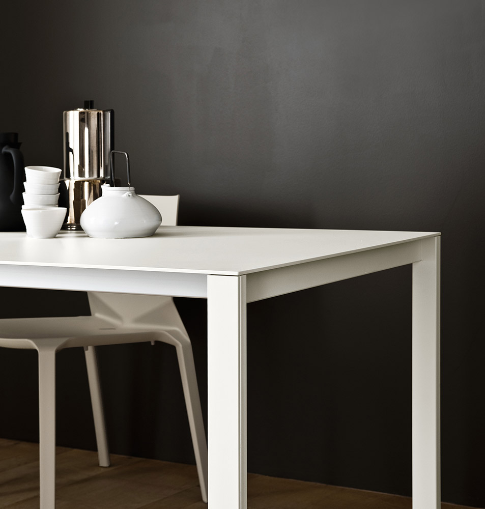 kristalia-esstisch-thin-k-aluminium-weiss-ambiente2 kristalia-esstisch-thin-k-aluminium-weiss-ambiente2